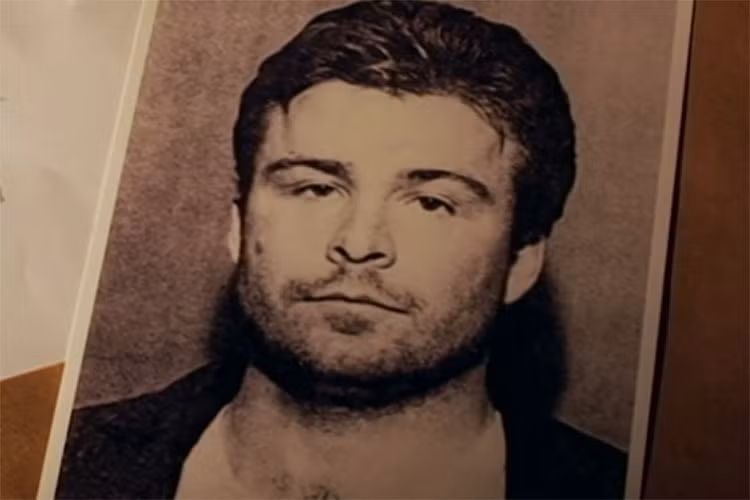 Vài ngày sau khi cảnh sát nhờ các báo, kênh truyền hình công bố bức vẽ phác thảo chân dung kẻ khả nghi, một phụ nữ liên lạc với cảnh sát bằng điện thoại nói rằng hình vẽ rất giống con trai bà. Tên của anh ta là Robert Acremant, một người chưa có tiền án và từng phục vụ Không quân Mỹ. Người phụ nữ nói Roxanne từng cho bà và con trai xem căn hộ trống ở khu chung cư Sheraton Court. Nhà bà khá gần vị trí hung thủ để xe của Roxanne. Cảnh sát phát hiện một manh mối đáng chú ý: Anh trai của Robert là người quản lý khách sạn Tiki, nơi nghi phạm giết 2 phụ nữ thực hiện cuộc gọi tới điện thoại của Roxanne.