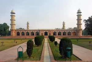 Hoàng đế Jahangir đã cai trị vương triều Mughal từ 1605 - 1627. Ông được coi là một trong những hoàng đế Mughal vĩ đại nhất lịch sử.