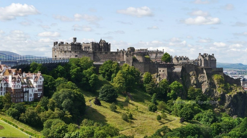 Một cậu bé không đầu cũng được một số người nhìn thấy khi ghé thăm lâu đài Edinburgh. Không ai biết cậu bé là ai và vì sao lại ám ảnh tòa lâu đài này.