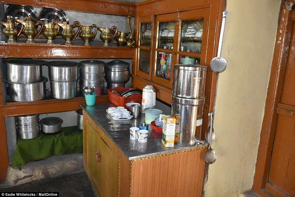 Khoảng 200 người sống ở làng Rumbak thuộc dãy Himalaya. Người dân ở đây sống chủ yếu bằng nghề nông.