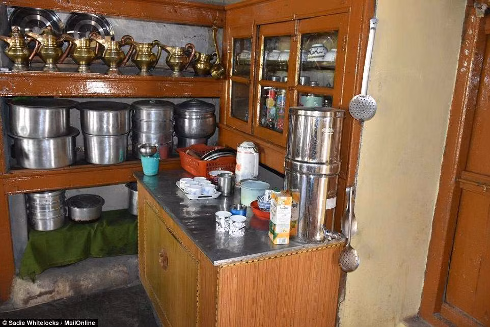 Khoảng 200 người sống ở làng Rumbak thuộc dãy Himalaya. Người dân ở đây sống chủ yếu bằng nghề nông.