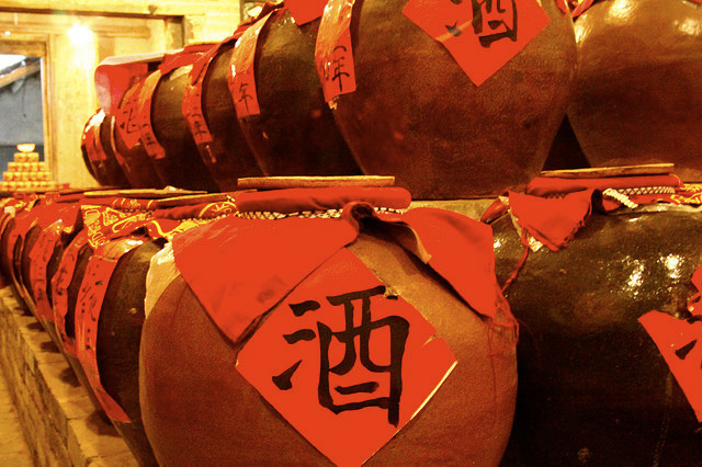 Các chuyên gia đã tìm thấy mảnh gốm 9.000 năm tuổi ở tỉnh Hà Nam (Trung Quốc) cho thấy dấu vết của rượu. Điều này cho thấy người Trung Quốc đã lên men, chưng cất và tạo ra rượu từ rất sớm.