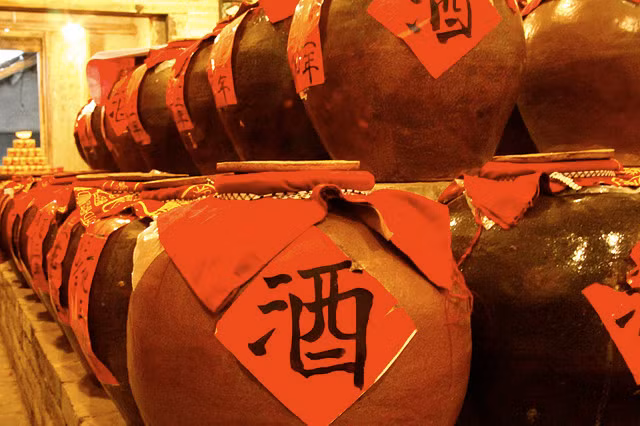 Các chuyên gia đã tìm thấy mảnh gốm 9.000 năm tuổi ở tỉnh Hà Nam (Trung Quốc) cho thấy dấu vết của rượu. Điều này cho thấy người Trung Quốc đã lên men, chưng cất và tạo ra rượu từ rất sớm.