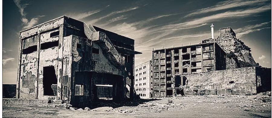 Đảo Hashima thiếu thứ duy nhất là nghĩa địa. Do vậy, những người không may qua đời trên hòn đảo này thường được chôn cất ngay trong các hầm lò đã khai thác hết than hoặc đem mai táng thẳng xuống biển.