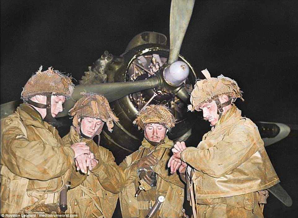 Những lính dù Anh kiểm tra đồng hồ vào đêm 5/6/1944 để căn chỉnh thời gian thực hiện nhiệm vụ theo kế hoạch một cách chính xác.