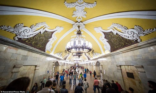 Tính đến năm 2017, Moskva Metro có 247 trạm với tổng chiều dài 346 km phục vụ hơn 12.000 người mỗi năm. Mỗi trạm tàu điện ngầm được trang trí vô cùng xa hoa, tráng lệ giống như cung điện. Trong ảnh là trạm Komsomolskaya nổi bật với phong cách nghệ thuật thời kỳ Phục Hưng, trụ ốp đá sáng choang, trần nhà mái vòm màu vàng ốp hoa văn tinh xảo.