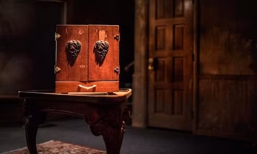 Chiếc hộp Dybbuk kỳ bí được cho là chứa linh hồn ác quỷ và gây ra những sự việc kỳ bí khó lý giải.