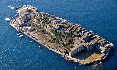  Hòn đảo Hashima nằm ở ngoài khơi Nagasaki từng là "thánh địa" khai thác than đá dưới đáy biển nổi tiếng của Nhật Bản.