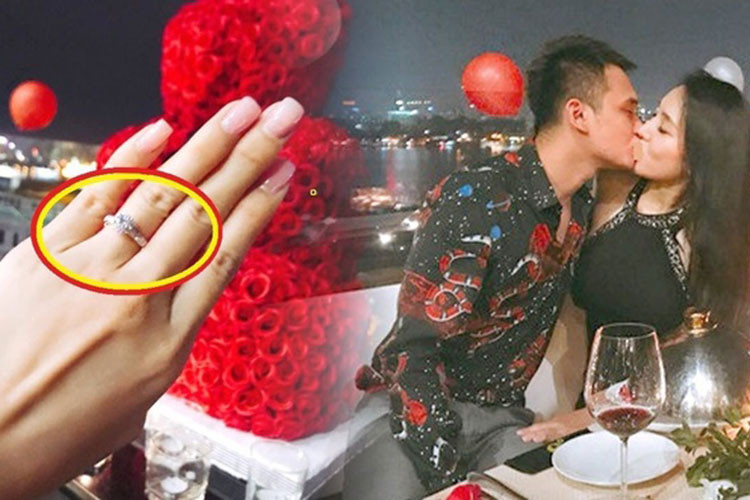 Khắc Việt tự tay chuẩn bị chiếc nhẫn kim cương đắt giá cầu hôn bạn gái vào tháng 10 năm ngoái. Tuy nhiên, anh không tiết lộ mức giá.