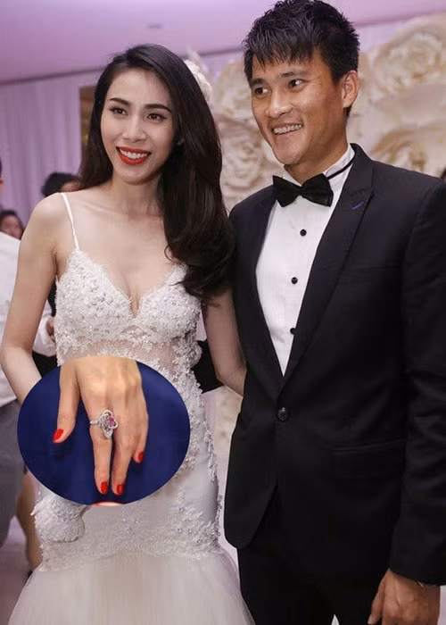 Chiếc nhẫn trị giá 2 tỷ mà Thủy Tiên được ông xã Công Vinh tặng trước ngày cưới.