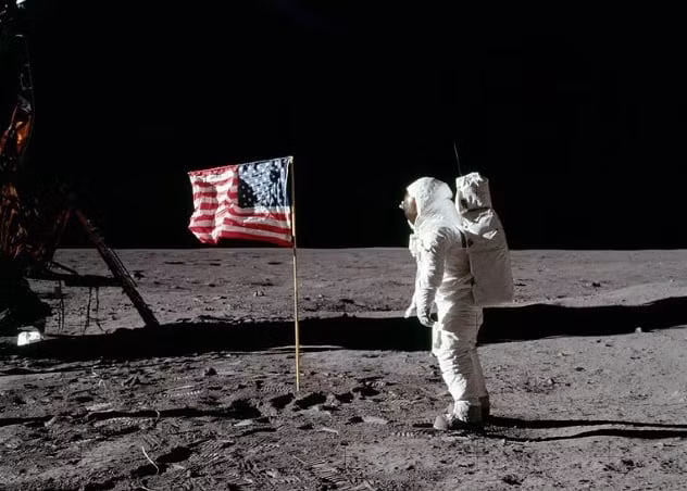 Vào năm 1865, nhà văn Pháp chuyên về thể loại khoa học viễn tưởng - Jules Verne - đã tiên đoán trước việc tàu Apollo hạ cánh xuống Mặt trăng, tức là hơn 100 năm trước khi sự kiện này trở thành sự thật.