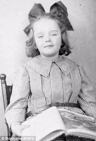 Khi hai mẹ con Winnie đang ăn trưa ở trên boong tàu thì tàu Lusitania bị trúng ngư lôi của Đức.