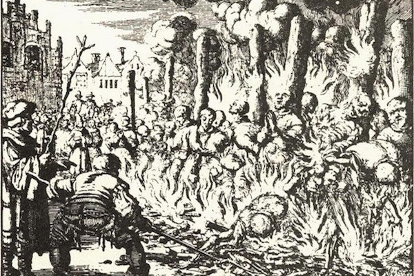 Tội nhân sẽ bị trói lại vào một chiếc cột và bôi khắp cơ thể bằng chất dễ cháy như nhựa cây. Kế đến, người hành hình sẽ châm lửa đốt nạn nhân từ phía chân khiến ngọn lửa lan ra khắp cơ thể. Với phương pháp này, tù nhân sẽ chịu nỗi đau cháy da cháy thịt trước khi mất mạng.