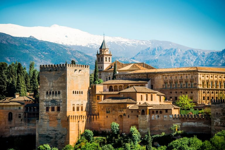 Cung điện Alhambra được xây dựng từ thế kỷ 13 ở Granada, miền Nam Tây Ban Nha. Công trình này được coi là một viên ngọc của kiến trúc Hồi giáo ở châu Âu.