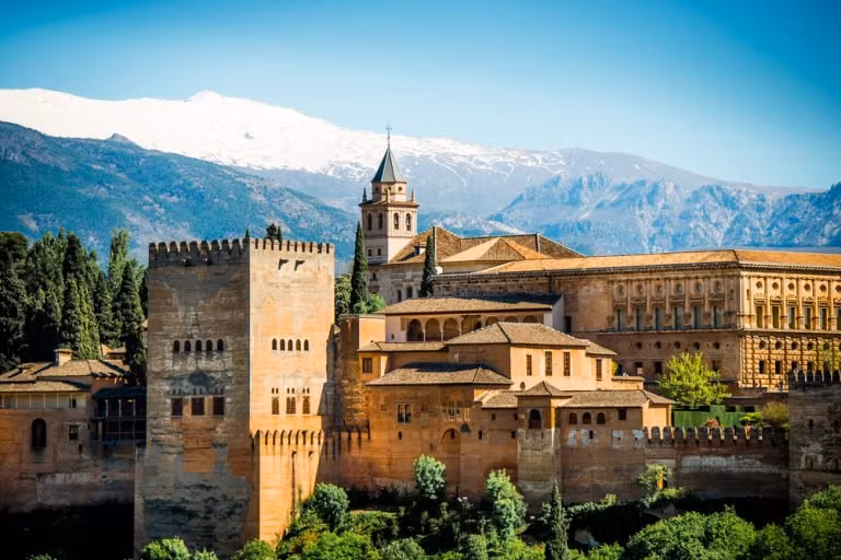 Cung điện Alhambra được xây dựng từ thế kỷ 13 ở Granada, miền Nam Tây Ban Nha. Công trình này được coi là một viên ngọc của kiến trúc Hồi giáo ở châu Âu.