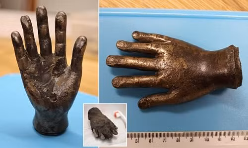 Nhà sử học Simon Elliott cho hay cuộc xâm lược trên của người La Mã gần như chắc chắn là một trong những chiến dịch quân sự quy mô lớn và tàn bạo nhất trong lịch sử nước Anh.