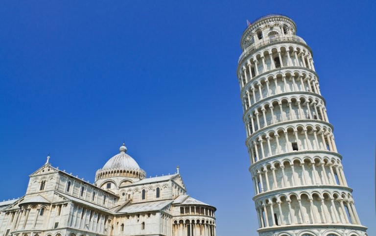Tháp nghiêng Pisa nằm ở Italy được UNESCO công nhận là Di sản Thế giới. Giống như tên gọi, ngay trong quá trình xây dựng, công trình này bị nghiêng về phía Bắc. Đến năm 1990, độ nghiêng của tháp lên tới 5,5 độ, chênh lệch mặt phẳng giữa đỉnh tháp và chân tháp là 4,6m.