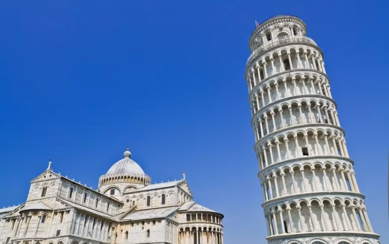 Tháp nghiêng Pisa nằm ở Italy được UNESCO công nhận là Di sản Thế giới. Giống như tên gọi, ngay trong quá trình xây dựng, công trình này bị nghiêng về phía Bắc. Đến năm 1990, độ nghiêng của tháp lên tới 5,5 độ, chênh lệch mặt phẳng giữa đỉnh tháp và chân tháp là 4,6m.