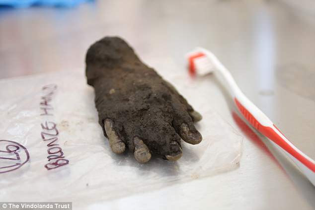 Theo các chuyên gia, bàn tay bằng đồng trên được xem như cống phẩm dâng lên vị thần chiến tranh sau khi người La Mã thực hiện cuộc xâm lược đẫm máu nhằm vào nước Anh vào khoảng năm 209 - 210.