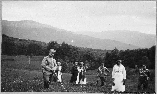Sa hoàng Nicholas II cùng các con gái có chuyến đi bộ đường dài ở Crimea.