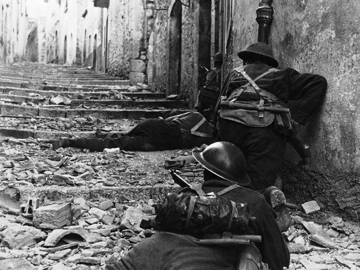 Binh sĩ Canada chiến đấu tại Campochiaro, Italy ngày 11/11/1943.