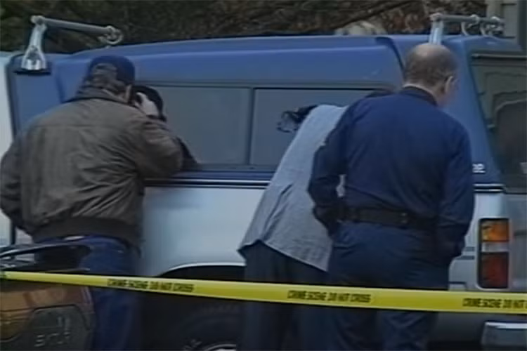 3 ngày sau khi 2 phụ nữ mất tích, một người dân phát hiện xe của Roxanne trong một bãi đỗ xe cách khu chung cư khoảng 5 km. Xác Roxanne và Michelle nằm bên trong xe, bên dưới vài hộp giấy với nhiều vết đạn. Hung thủ dùng băng dính để trói tay và bịt miệng hai nạn nhân trước khi bắn họ.