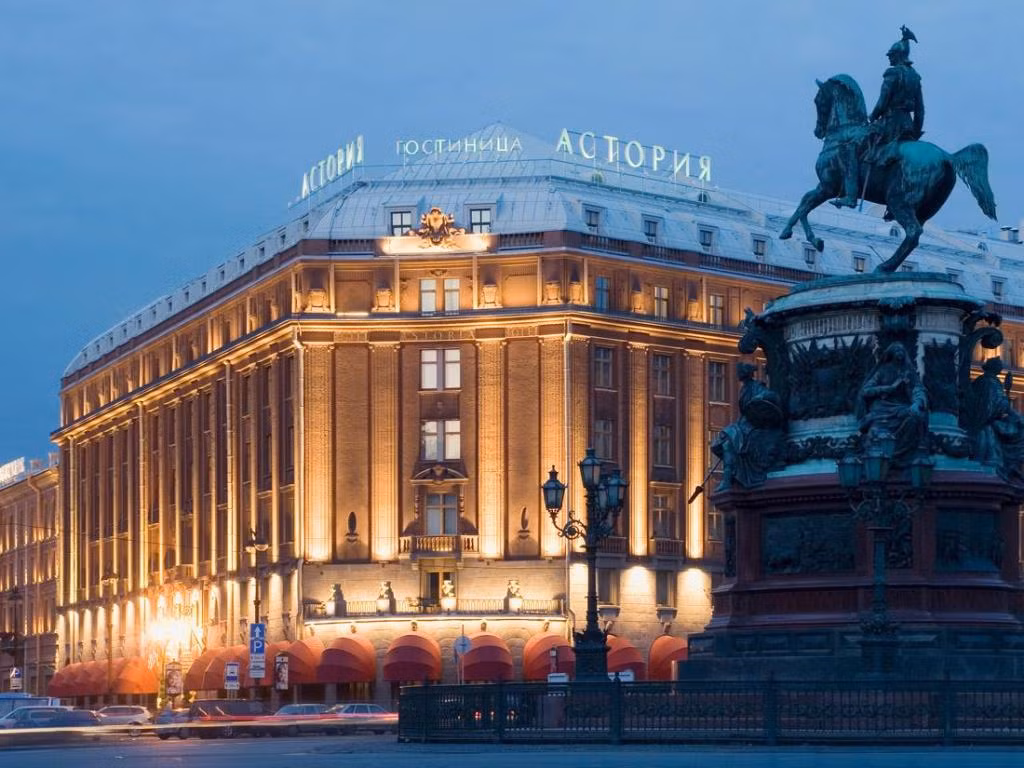 Khách sạn Astoria ở Saint Petersburg từng là nơi Hitler dự định lên kế hoạch tổ chức bữa tiệc ăn mừng chiến thắng khi chinh phục được thành phố này.