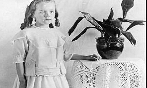 Giống như nhiều hành khách khác, mẹ con Winnie bị rơi xuống nước nhưng vẫn nắm chặt tay nhau.