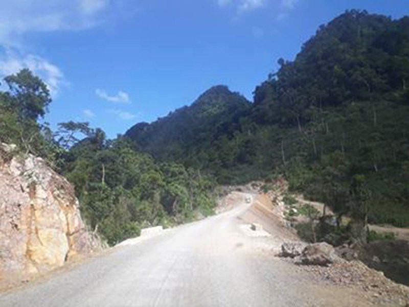 Con đường độc đạo vào bản Tà Dê, xã Lóng Luông.