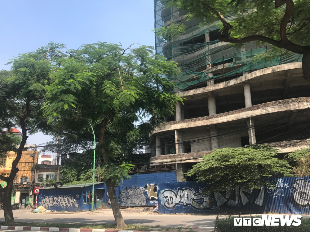 Nhiều nguồn tin cho biết, dự án này do Tổng Công ty Đầu tư và phát triển nhà Hà Nội (Handico) làm nhà thầu xây lắp. Tuy nhiên, trao đổi với PV VTC News, ông Trương Hải Long - Tổng Giám đốc Handico phủ nhận là đơn vị nhà thầu thực hiện thi công công trình này.