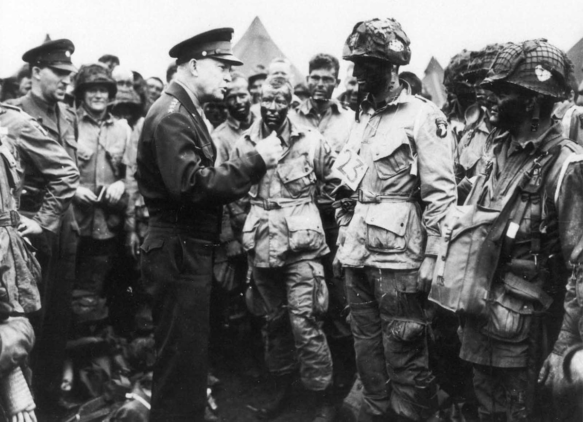 Tướng Dwight D. Eisenhower gặp mặt các tướng tá, binh sĩ tại Anh trước khi lên đường tham gia cuộc đổ bộ lịch sử D-Day ngày 6/6/1944.