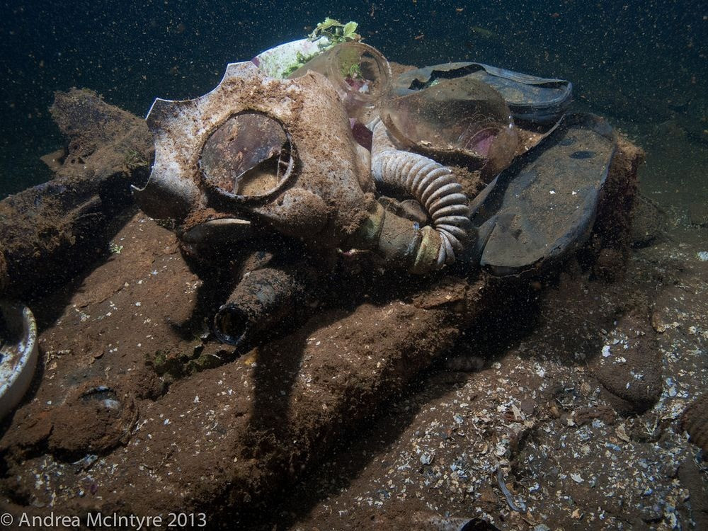 Một chiếc mặt nạ phòng độc bị nước biển ăn mòn nằm dưới đáy Thái Bình Dương