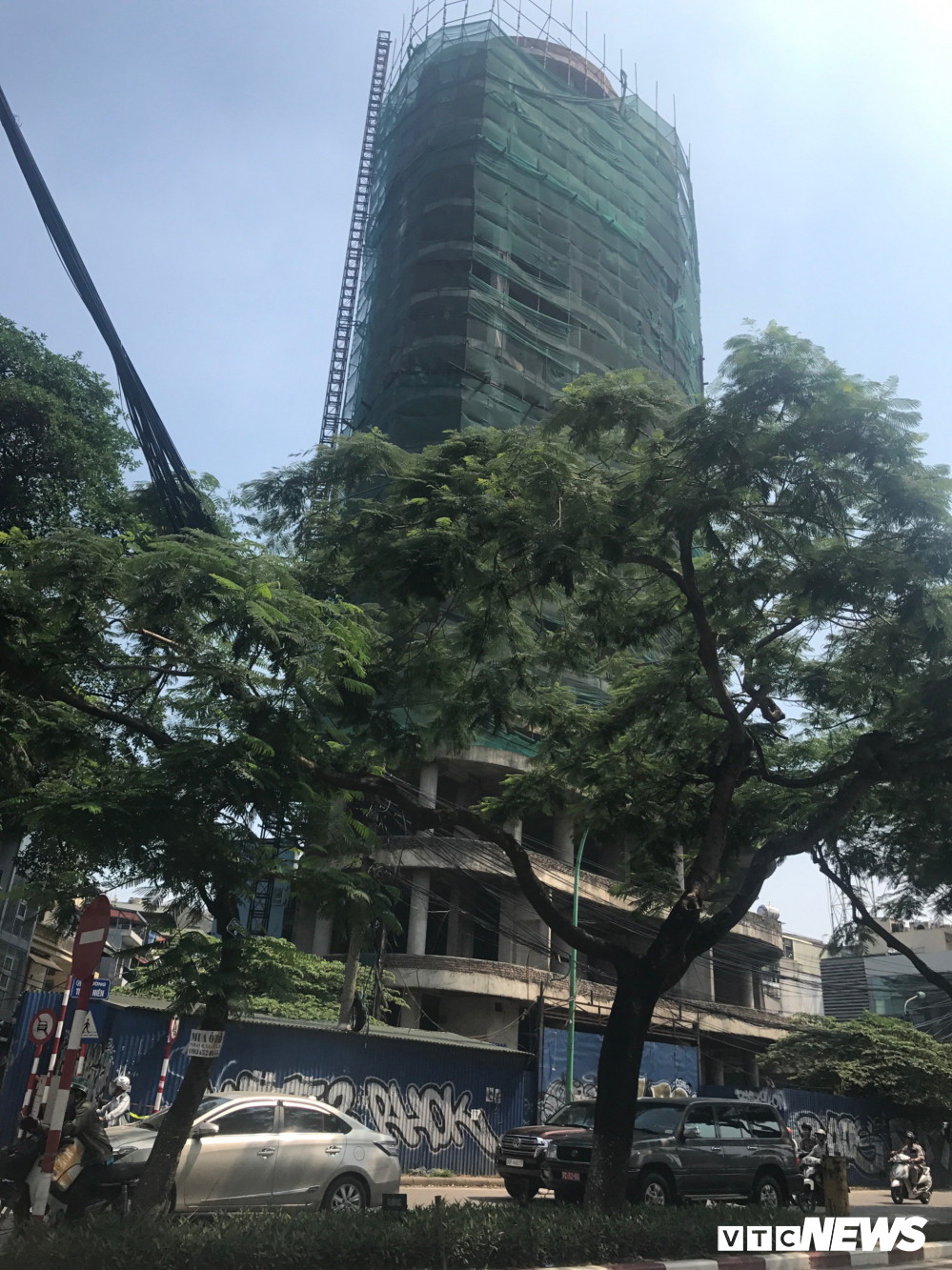 Đây là khu vực đất vàng, đẹp nhất nhì Hồ Tây cũng như ở Hà Nội. Xung quanh tòa nhà là những con đường lớn, giao thông thuận tiện, người xe qua lại tấp nập. Tòa nhà còn có 3 mặt tiền thoáng, 2 mặt quay ra phố Yên Phụ, một mặt quay ra đường Thanh Niên, đối diện khách sạn Pan Pacific Hà Nội.