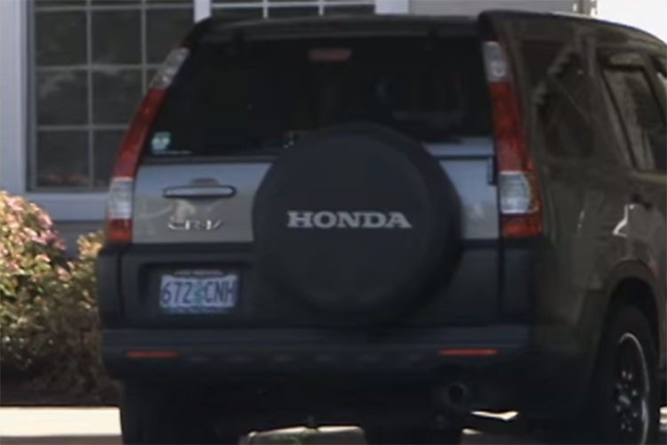 Cảnh sát thấy xe của Michelle trong bãi đỗ xe của khu chung cư Sheraton Court. Mọi thứ của Michelle - như ví, camera, áo khoác - vẫn còn nguyên. Nhưng xe của Roxanne biến mất, nghĩa là nó không hỏng. Trong căn hộ mà Roxanne dẫn khách tới, cảnh sát không thấy dấu hiệu của hành động bạo lực hay xô xát. Có vẻ như đây không phải là vụ cướp tài sản rồi giết người.