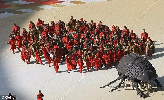 Hình ảnh chú bọ cánh cứng khổng lồ tiến vào sân trong buổi lễ khai mạc World Cup 2010 được truyền hình tới hơn 200 quốc gia trên toàn thế giới.