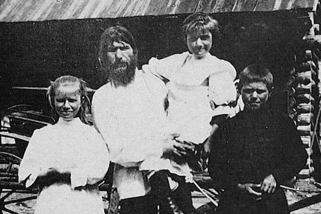 Grigori Rasputin (1869 - 1916) được dư luận biết đến là kẻ đã buông lời nguyền nghiệt ngã khiến gia tộc hoàng gia Romanov gặp phải kết cục bi thảm.