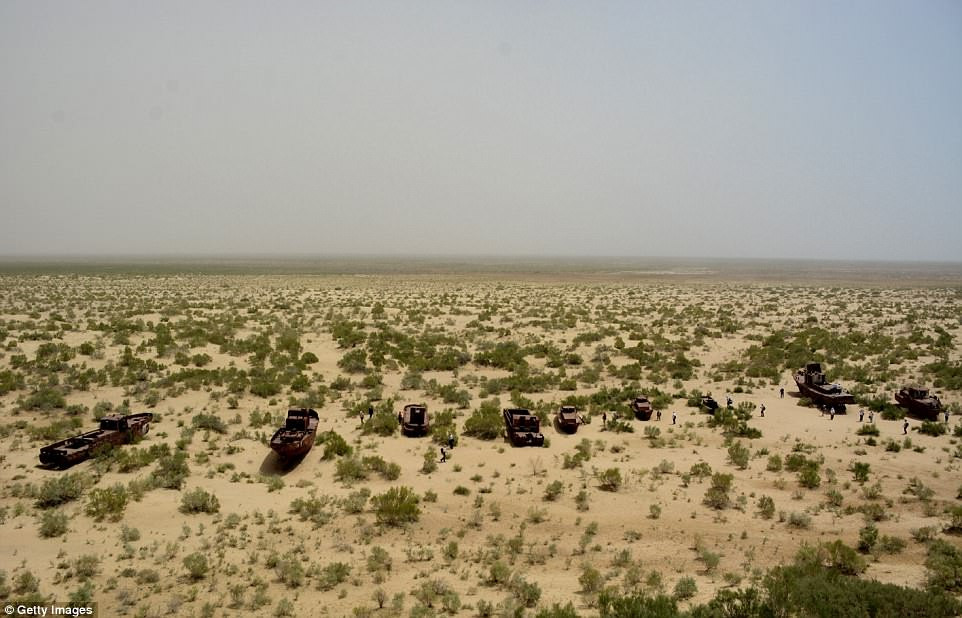 Khung cảnh ám ảnh, hoang vắng tại "nghĩa địa'' tàu tại biển Aral.