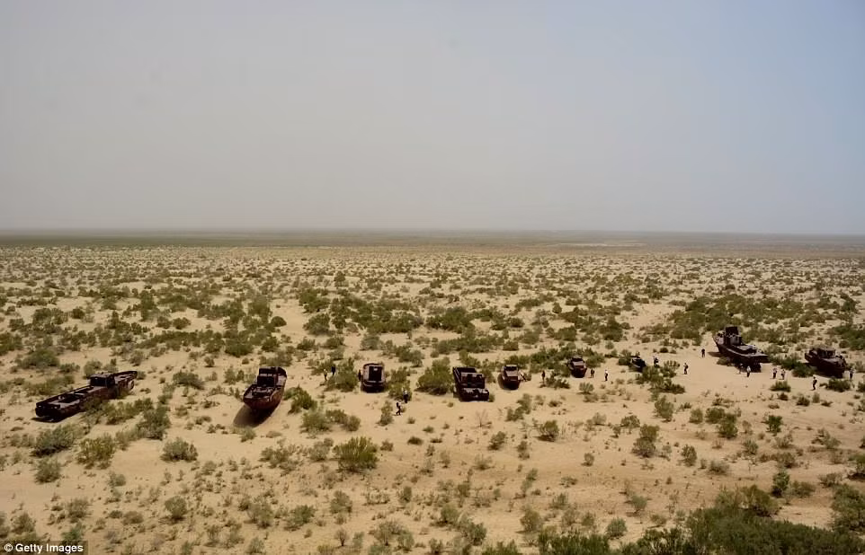 Khung cảnh ám ảnh, hoang vắng tại "nghĩa địa'' tàu tại biển Aral.