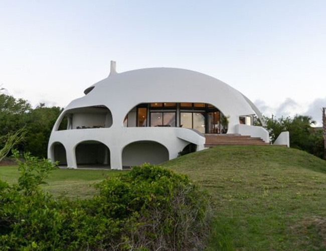 Ngôi nhà có tầm nhìn ra bãi biển với cửa sổ bằng kính cỡ lớn