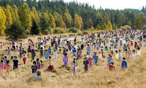 Khi đi dọc theo quốc lộ 5, cách thị trấn nhỏ Suomussalmi khoảng 30 km về phía Bắc, Đông Bắc Phần Lan, du khách sẽ được chào đón bằng thế giới của "người im lặng".