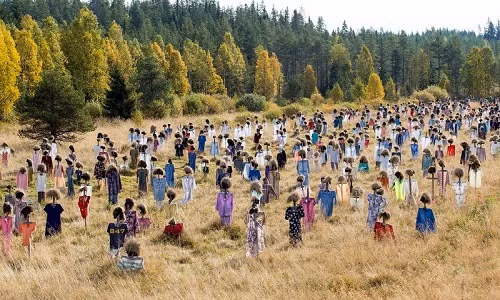 Khi đi dọc theo quốc lộ 5, cách thị trấn nhỏ Suomussalmi khoảng 30 km về phía Bắc, Đông Bắc Phần Lan, du khách sẽ được chào đón bằng thế giới của "người im lặng".