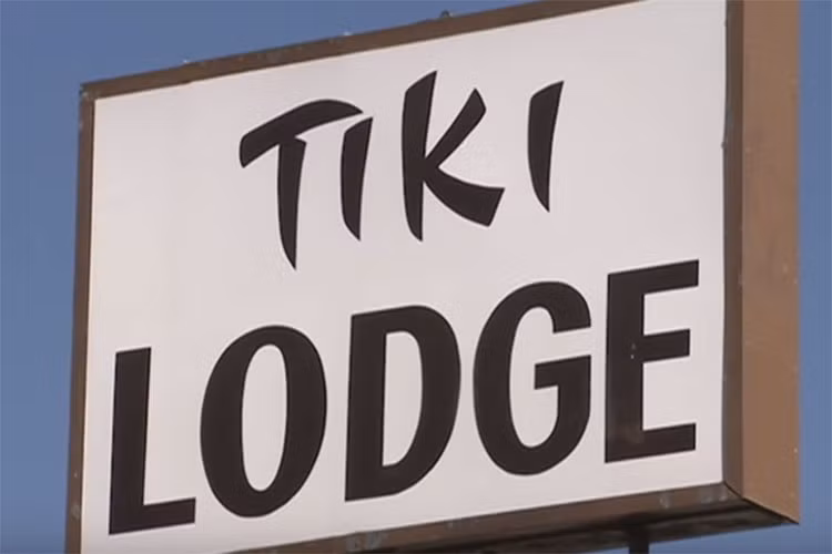 Kết quả kiểm tra dữ liệu cuộc gọi trong điện thoại của Roxanne cho thấy cô nhận cuộc gọi của người đàn ông xem căn hộ từ khách sạn Tiki ở thành phố Medford, bang Oregon.