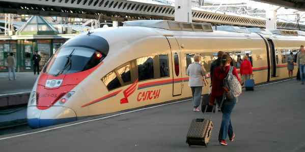 Saint Petersburg cách thủ đô Moscow gần 650 km. Tàu tốc hành Sapsan hiện đại của Nga chạy tuyến Moscow - Saint Petersburg chỉ mất 3,5 giờ.