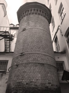 Cột tháp Griffins nằm trên đường số 7 thuộc đảo Vasilyevsky, thành phố St Petersburg, Nga là một trong những bí ẩn khó giải thu hút sự quan tâm của công chúng cũng như giới chuyên gia.