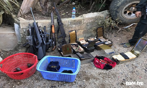 Nhiều vũ khí bị thu giữ tại nhà của Nguyễn Văn Tuân - Ảnh: DANH TRỌNG