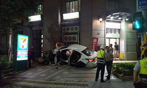 Thấy ô tô lao tới, chồng đẩy vợ con ra chỗ an toàn để chịu chết 1 mình.