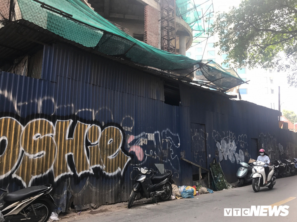 Hình ảnh ở mặt tiền hướng đường Yên Phụ. Bởi không có người chăm sóc nên đây trở thành nơi tập kết rác thải, sắt vụn rất bừa bãi, mất vệ sinh. Nhiều người dân xung quanh phàn nàn rằng, điều này ảnh hưởng nghiêm trọng đến mỹ quan đô thị cũng như cuộc sống sinh hoạt của họ .