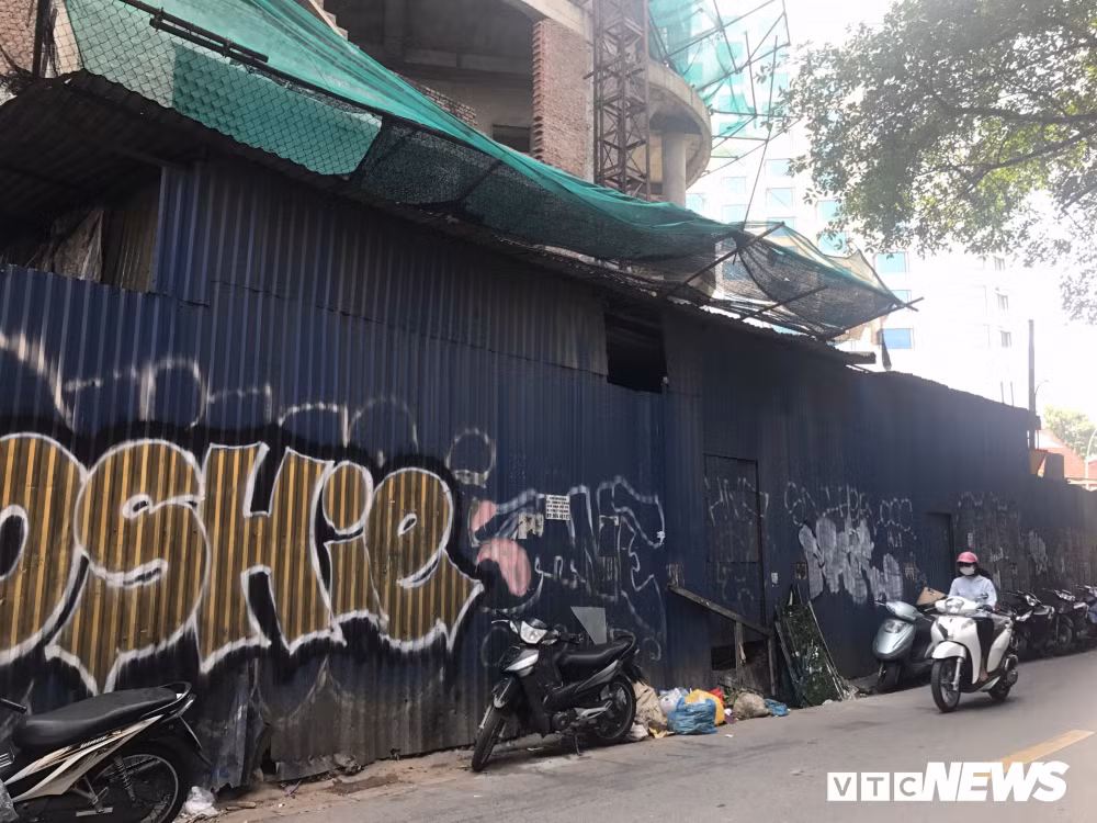 Hình ảnh ở mặt tiền hướng đường Yên Phụ. Bởi không có người chăm sóc nên đây trở thành nơi tập kết rác thải, sắt vụn rất bừa bãi, mất vệ sinh. Nhiều người dân xung quanh phàn nàn rằng, điều này ảnh hưởng nghiêm trọng đến mỹ quan đô thị cũng như cuộc sống sinh hoạt của họ .