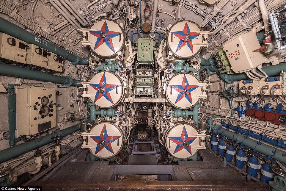 Bên trong phòng máy với nhiều thiết bị phức tạp.