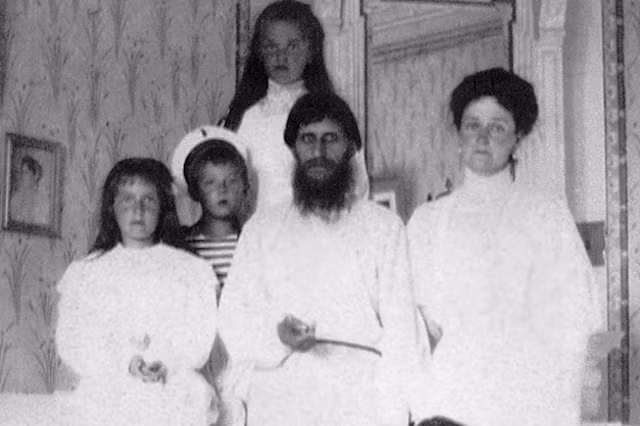 Để chữa bệnh cho Hoàng tử Alexei, Rasputin gây sốc chỉ... ngồi cầu nguyện. Nhờ phương pháp chữa bệnh kỳ lạ của Rasputin, tình hình sức khỏe của hoàng tử có sự cải thiện. Vì vậy, Rasputin rất được hoàng gia Romanov trọng dụng.